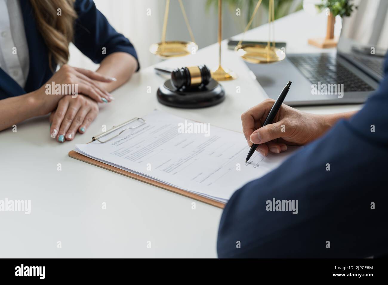 Geschäftsleute, die einen Vertrag aushandeln. Menschliche Hände, die mit Dokumenten am Schreibtisch arbeiten und einen Vertrag unterzeichnen. Stockfoto