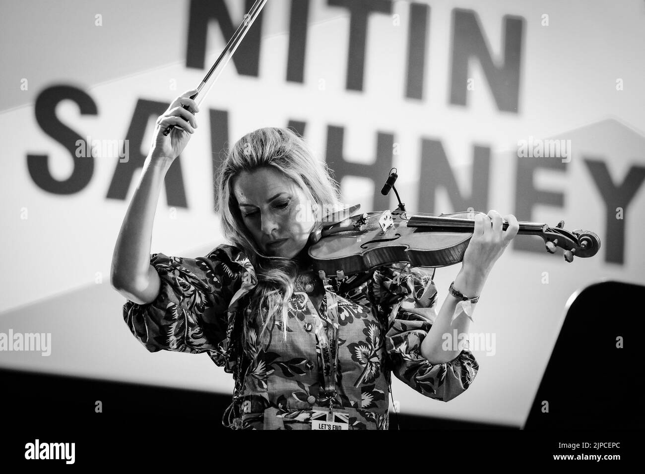 EOS Counsell spielt mit Nitin Sawhney fotografiert während der WOMAD (World of Music Arts and Dance) 40. im Charrlton Park, Malmesbury am Samstag, 30. Juli 2022. Bild von Julie Edwards. Stockfoto