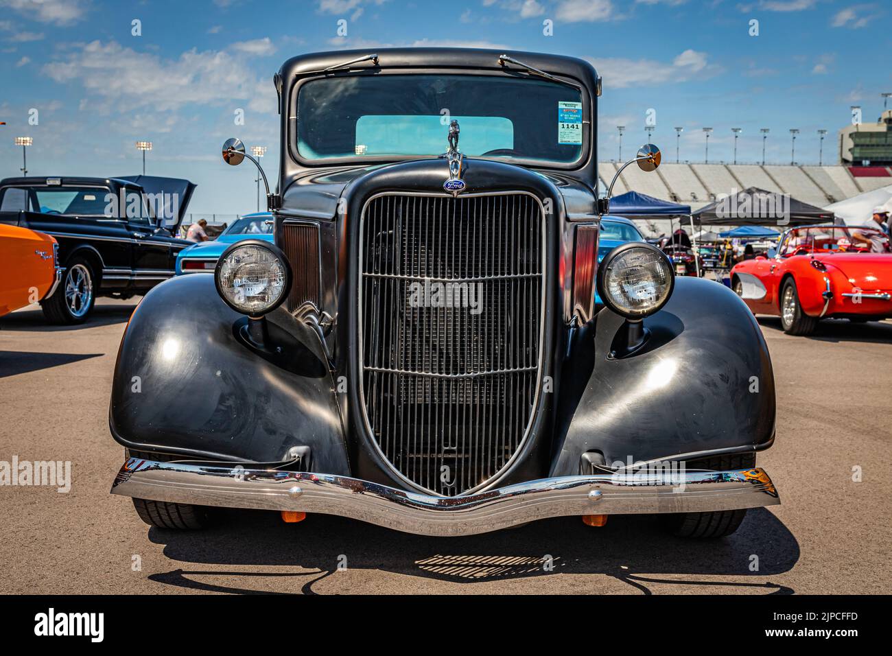 Libanon, TN - 13. Mai 2022: Low Perspective Frontansicht eines 1936 Ford 1/2 Ton Pickup Trucks auf einer lokalen Automesse. Stockfoto