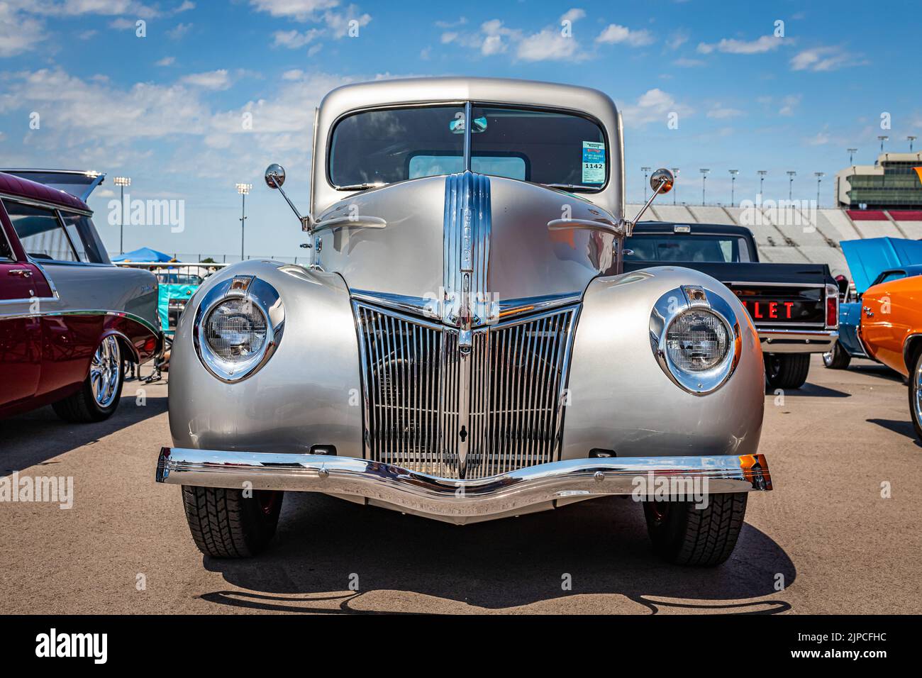 Libanon, TN - 13. Mai 2022: Low Perspective Frontansicht eines 1941 Ford 1/2 Ton Pickup Trucks auf einer lokalen Automesse. Stockfoto