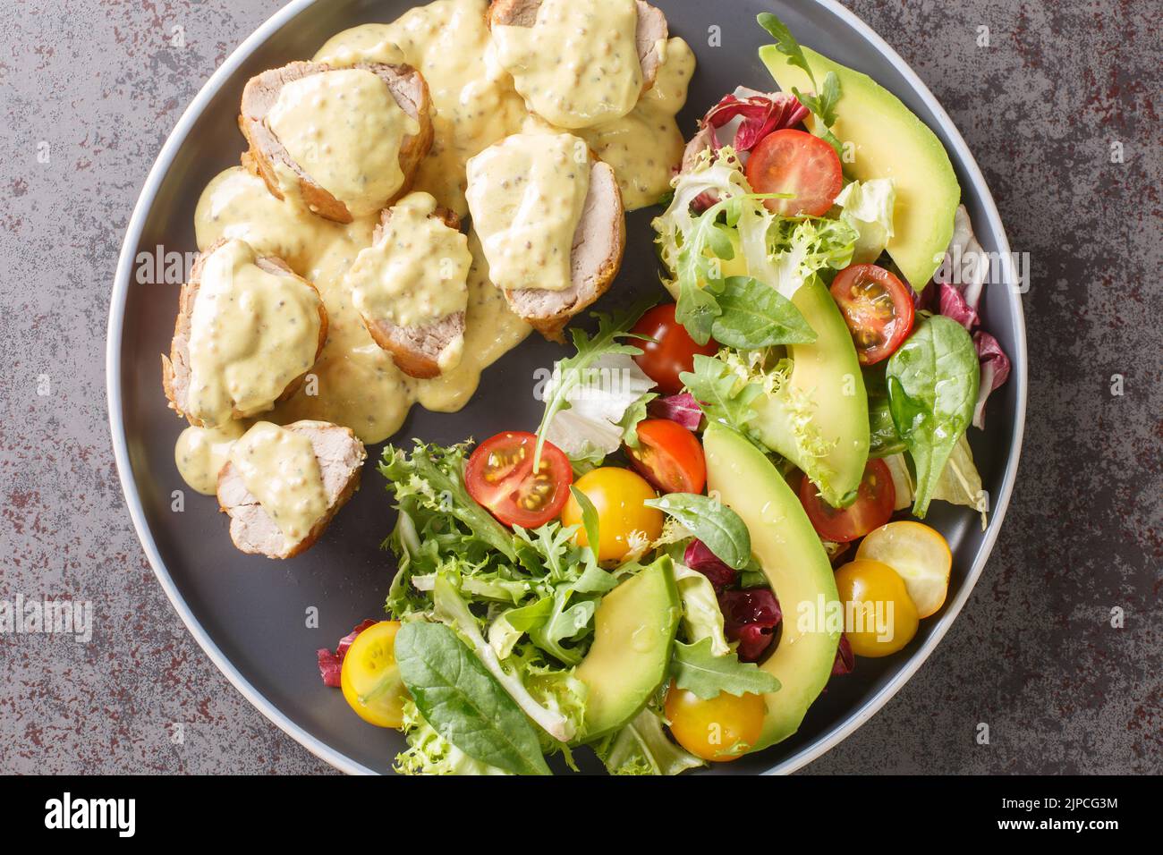 Zartes Schweinefilet mit Honig-Senfsauce und Salat, Avocado- und ...
