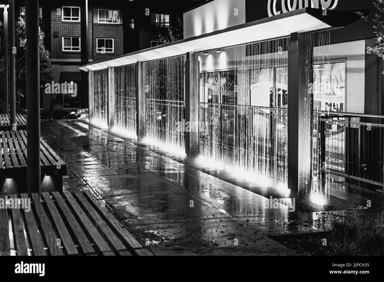 Eine Graustufenaufnahme eines Brunnens in der Innenstadt von Bellevue, Washington, USA Stockfoto