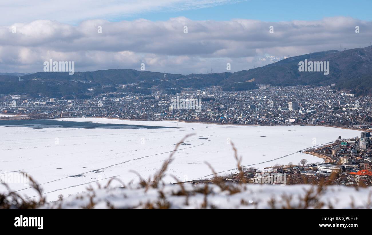 Ein Überblick über den gefrorenen See Suwa und Suwa City im Winter in Nagano, Japan. Stockfoto