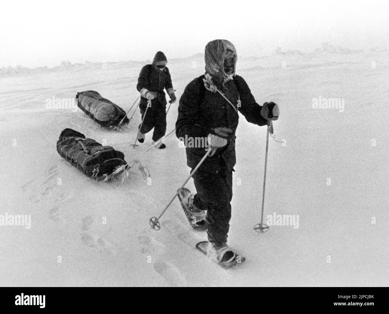 Datei-Foto vom 18/03/82 von Sir Ranulph Fiennes (links) und Charles Burton (rechts), die auf ihrem Weg zum Nordpol durch die arktischen Abfälle wandern. Sie erreichten den Nordpol am 11.. April, um die ersten Menschen zu werden, die dies in einer Saison machten. Der Verbraucherpreisindex (CPI) erreichte im vergangenen Monat 10,1 Prozent, den größten Anstieg der Lebenshaltungskosten seit Februar 1982, als der VPI laut Schätzungen 10,4 Prozent erreichte. Ausgabedatum: Mittwoch, 17. August 2022. Stockfoto