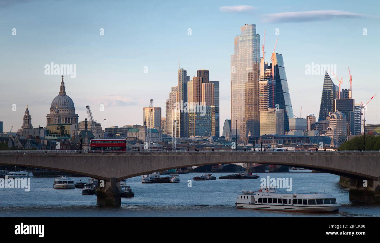 Blick auf die Skyline von London in der Sonne am frühen Abend mit Blackfriars Bridge und St. Pauls Cathedral, London, Großbritannien Stockfoto