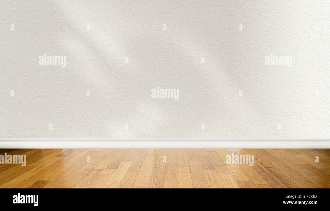 Vorderansicht des Holzparkettbodens und der blanken hellbeigen Wand mit abstrakten Schatten Stockfoto