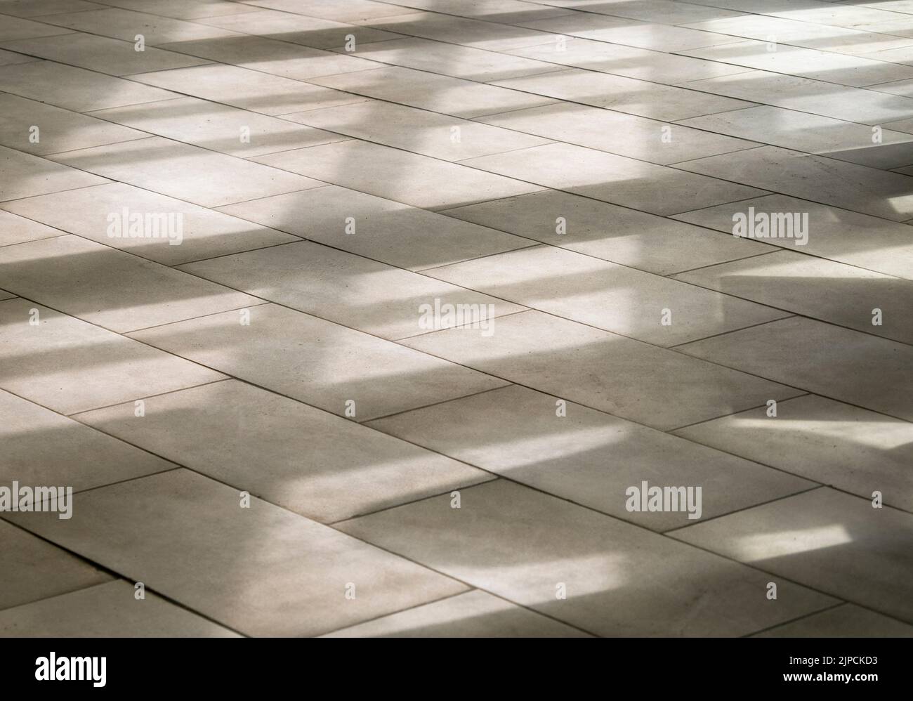 Abstrakte Schatten, Silhouetten, Linien auf dem Fliesenboden durch ein Fenster an sonnigen Tagen Stockfoto