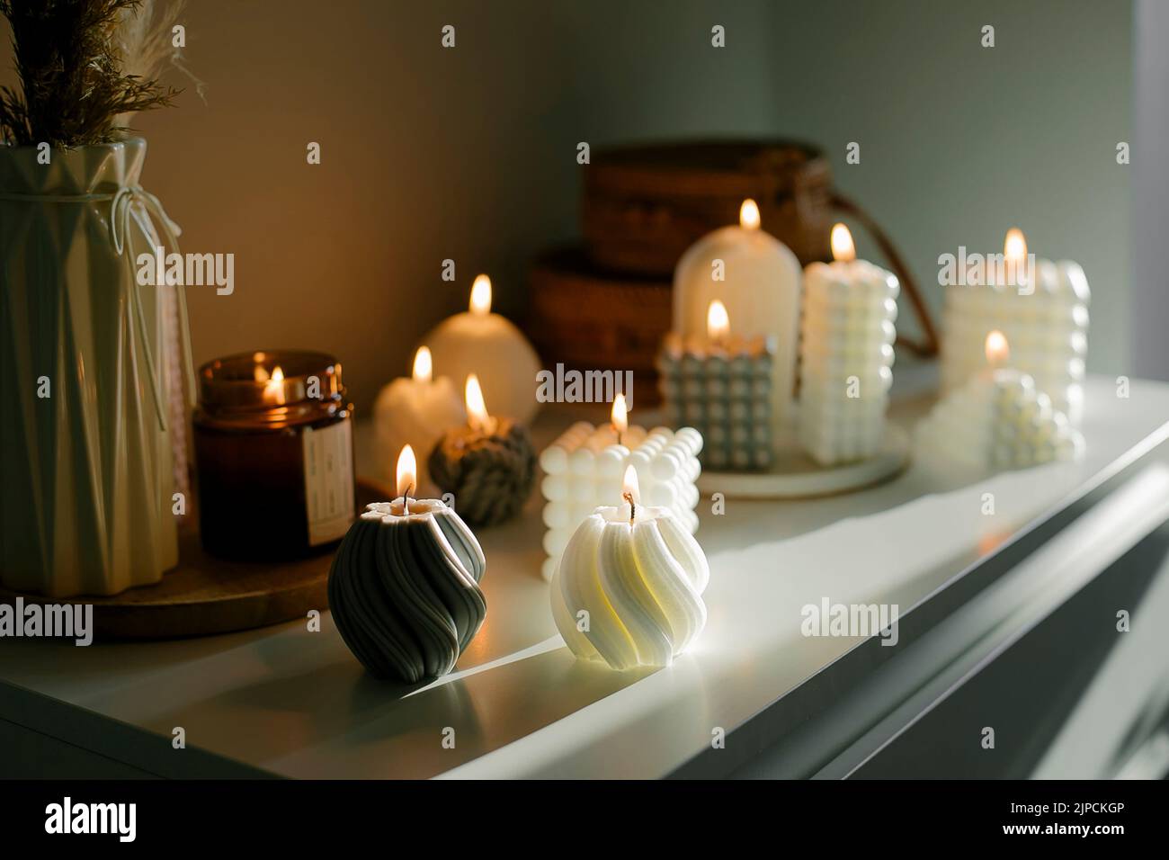 Schöne Komposition mit grauen und weißen Babble Kerzen für Spa-Behandlungen oder zu Hause Interieur. Zen- und Relax-Konzept. Stockfoto