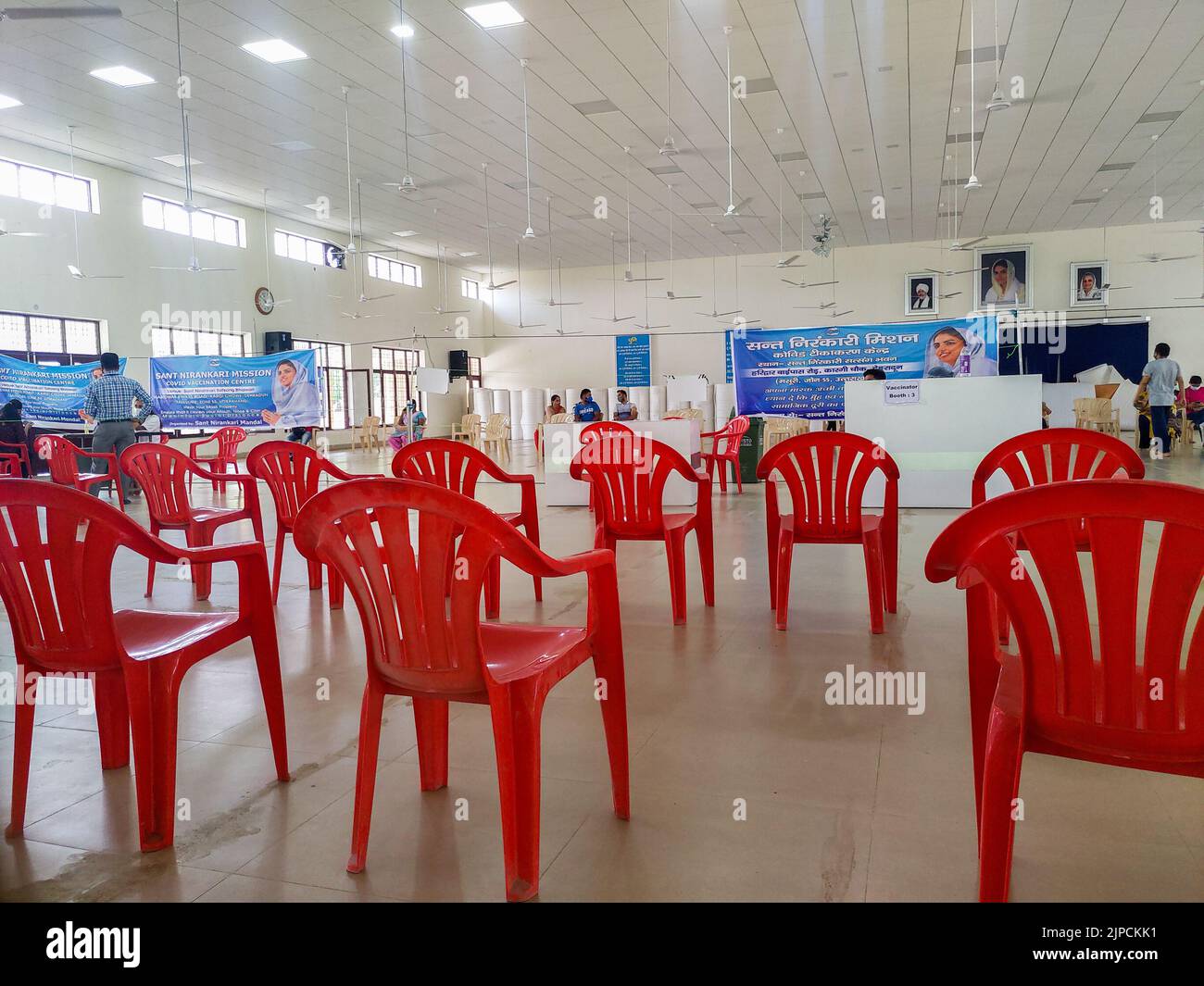 Juni 24. 2021 Dehradun Indien. Die Impfkampagne gegen den Corona-Virus findet statt, wobei Stühle und Menschen die soziale Distanz aufrechterhalten. Stockfoto