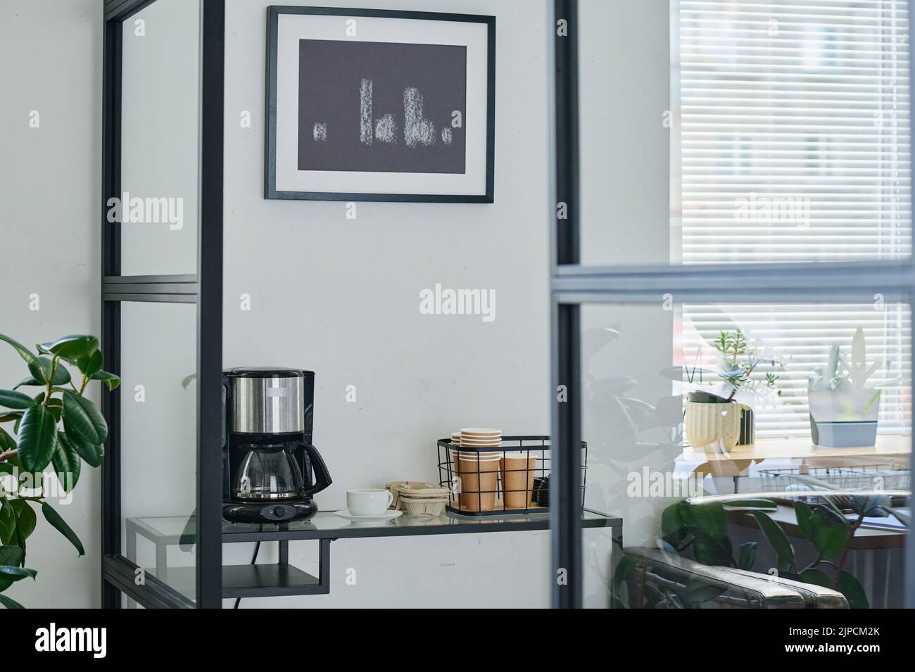 Modernes Zimmer mit Kaffeemaschine für Kaffeepause der Mitarbeiter im Büro Stockfoto