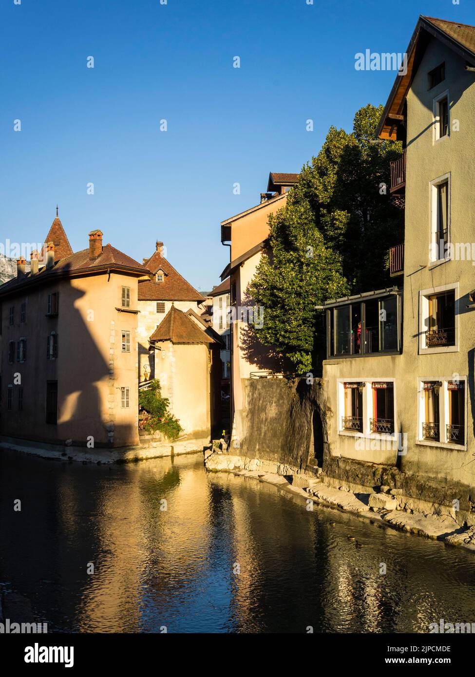 Straßenszene in der Innenstadt von Annecy (Französische Alpen) Stockfoto