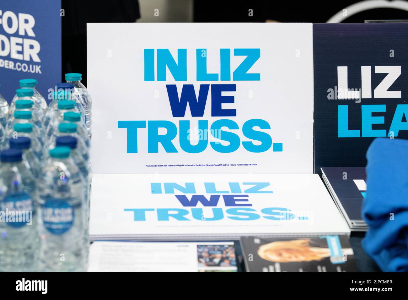In Liz We Truss – Materialien für Führungskampagnen von Liz Truss bei konservativen Wahlen, Perth, Schottland, Großbritannien 16. August 2022 Stockfoto
