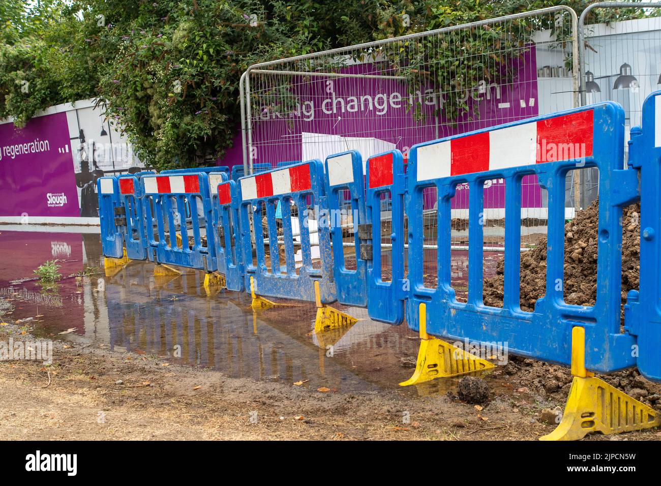 Slough, berkshire, Großbritannien. 17.. August 2022. Nach einer geplatzten Wasserleitung verläuft das Wasser auf einem Pfad außerhalb des ehemaligen Universitätsstandorts der Thames Valley University in Slough. Es wurde vom Wasser der Themse abgesperrt, aber sie haben das Gelände verlassen. Das Wasser der Themse wurde viel kritisiert wegen der Anzahl der noch ausstehenden Wasserlecks, die noch nicht behoben wurden. Thames Water hat heute ein Schlauchleitungsverbot ab Mittwoch, dem 24.. August, angekündigt. Quelle: Maureen McLean/Alamy Live News Stockfoto