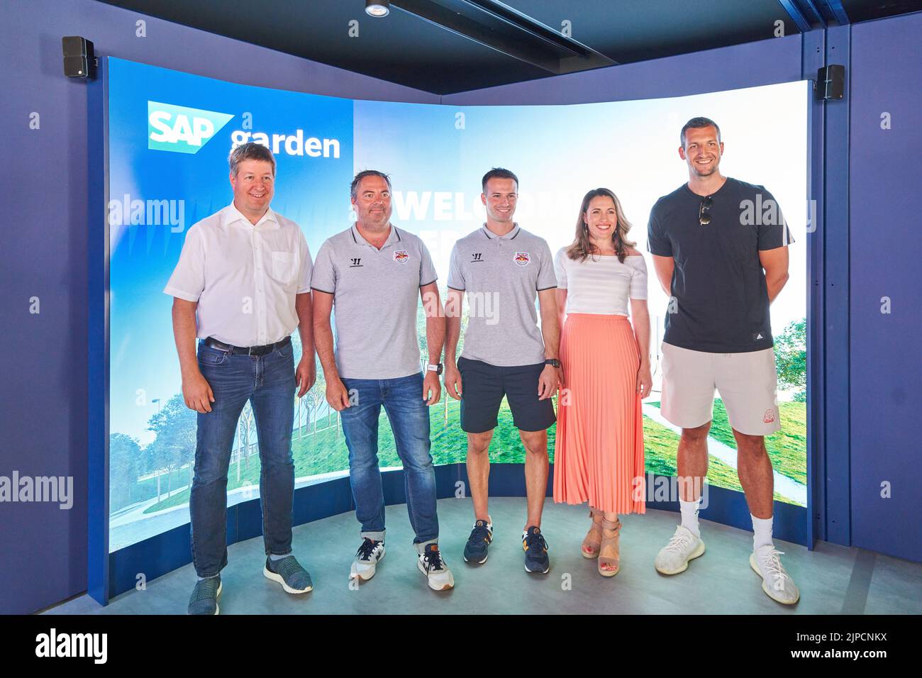 (L-R) Lars Lamade (Head Global Sponsorships SAP), Christian Winkler (Managing Director Sports Red Bull Munich), Mathias Niederberger (Goalie Red Bull München) , Birgits Nössing (Moderatorin) , Basketball-Star Paul Zipser bei einem Presseevent auf der Baustelle von SAP Garden, Die neue multifunktionale Sportarena im Olympiapark München am 16. August 2022 in München. Der SAP Garden wird die neue Heimat des Red Bull Munich Ice Hockey Clubs und des FC Bayern München Basketball sein, die für den 2024. Juni geplant sind. © Peter Schatz / Alamy Live News Stockfoto