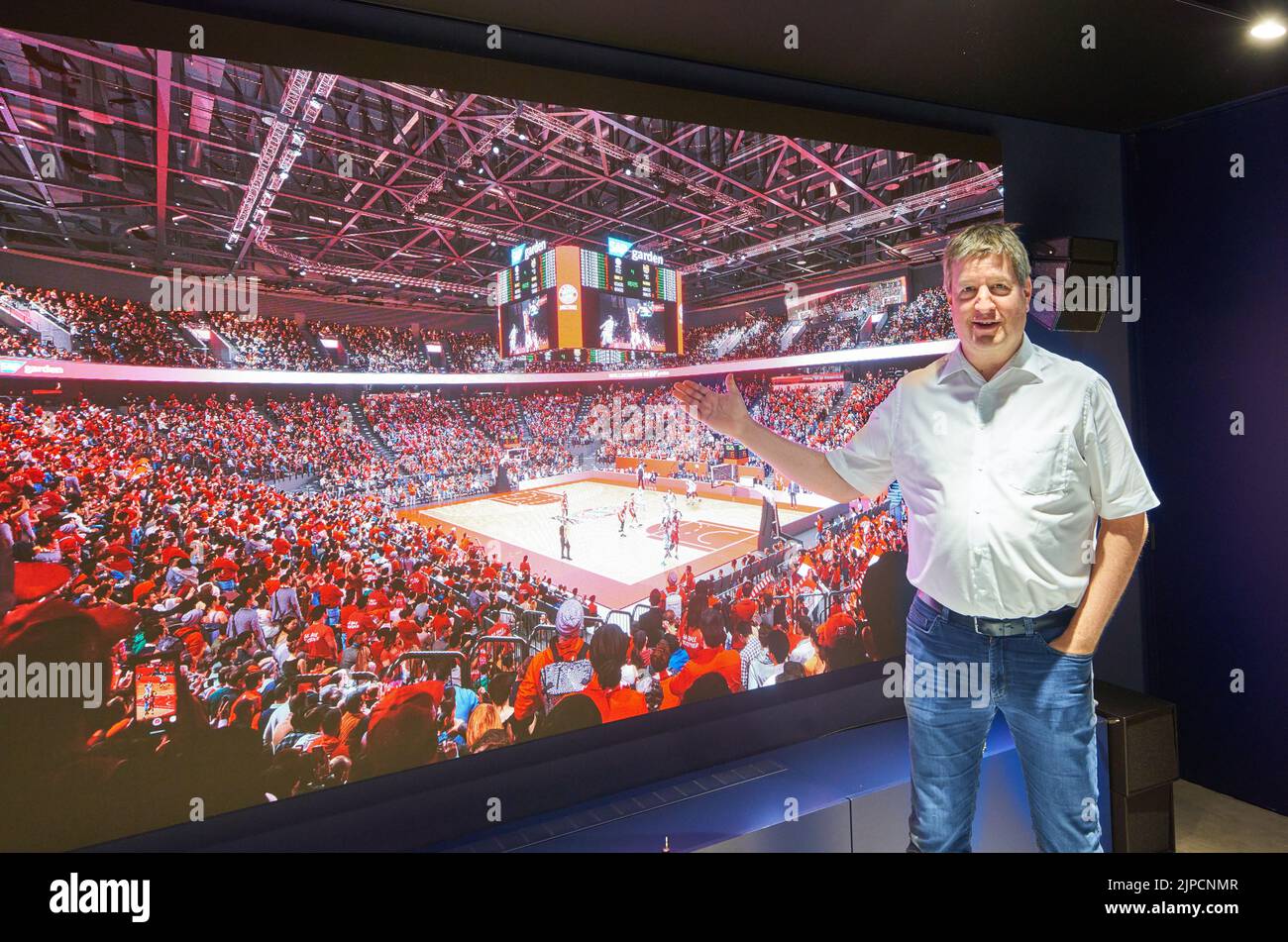 Lars Lamade (Head Global Sponsorships SAP) bei einer Presseveranstaltung auf der Baustelle von SAP Garden, der neuen multifunktionalen Sportarena im Olympia Park München am 16. August 2022 in München. Der SAP Garden wird die neue Heimat des Red Bull Munich Ice Hockey Clubs und des FC Bayern München Basketball sein, die für den 2024. Juni geplant sind. © Peter Schatz / Alamy Live News Stockfoto