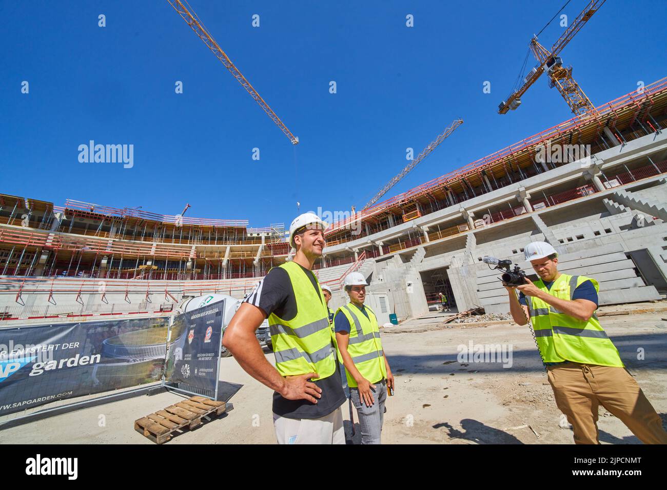 Paul Zipser (FC Bayern Basketball) bei einem Presseevent auf der Baustelle von SAP Garden, der neuen multifunktionalen Sportarena im Olympia Park München, am 16. August 2022 in München. Der SAP Garden wird die neue Heimat des Red Bull Munich Ice Hockey Clubs und des FC Bayern München Basketball sein, die für den 2024. Juni geplant sind. © Peter Schatz / Alamy Live News Stockfoto