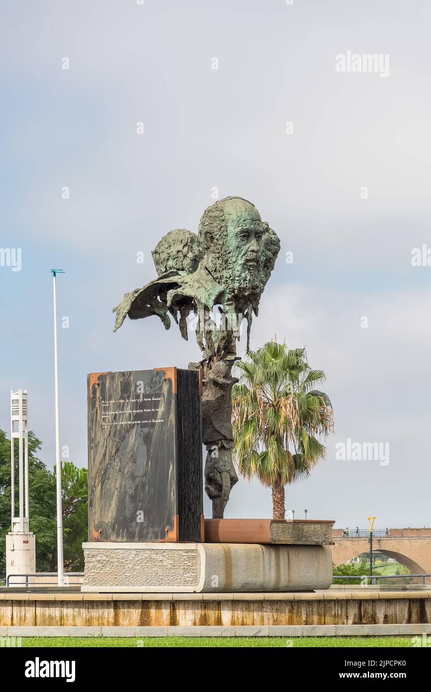 Badajoz, Spanien - 09 07 2022: Am Kreisverkehr der Autonomy Bridge sehen Sie die größte Skulptur der drei Dichter der Welt. Von dem Bildhauer Luis Martinez Giraldo Stockfoto