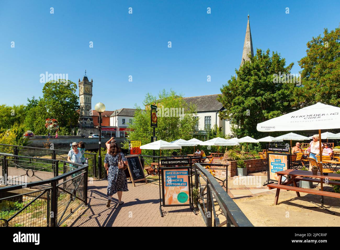Sommermittags im Bishops Mill Pub in Salisbury, Wiltshire, England. Stockfoto
