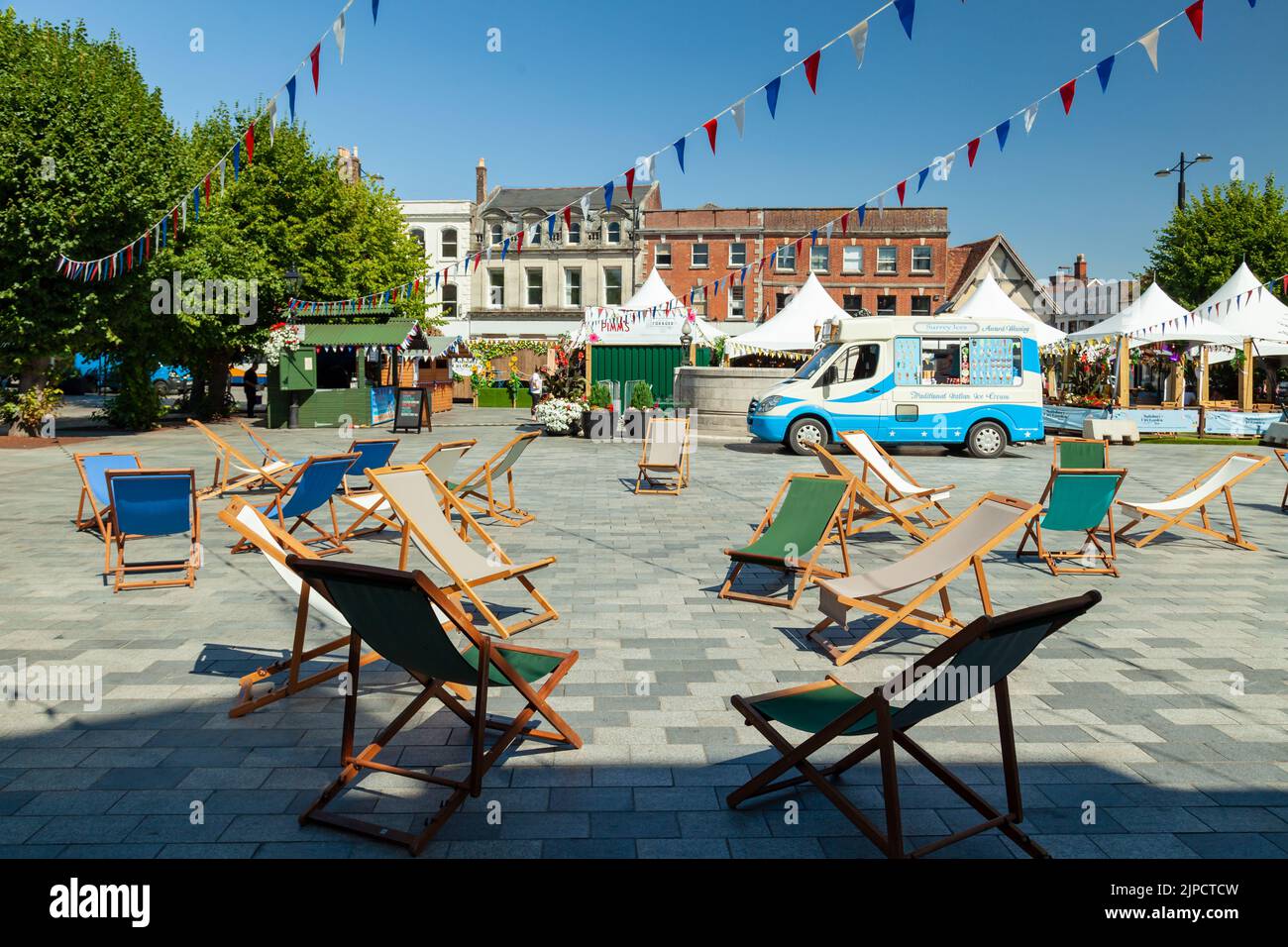 Liegestühle auf dem Market Place in Salisbury, Wiltshire, England. Stockfoto