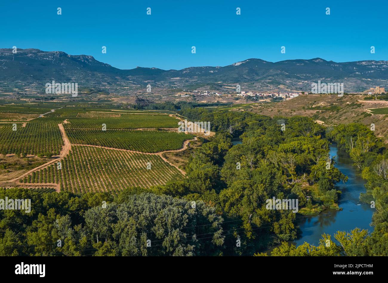 Blick auf die bunte Natur vom Dorf Sajazarra Stockfoto