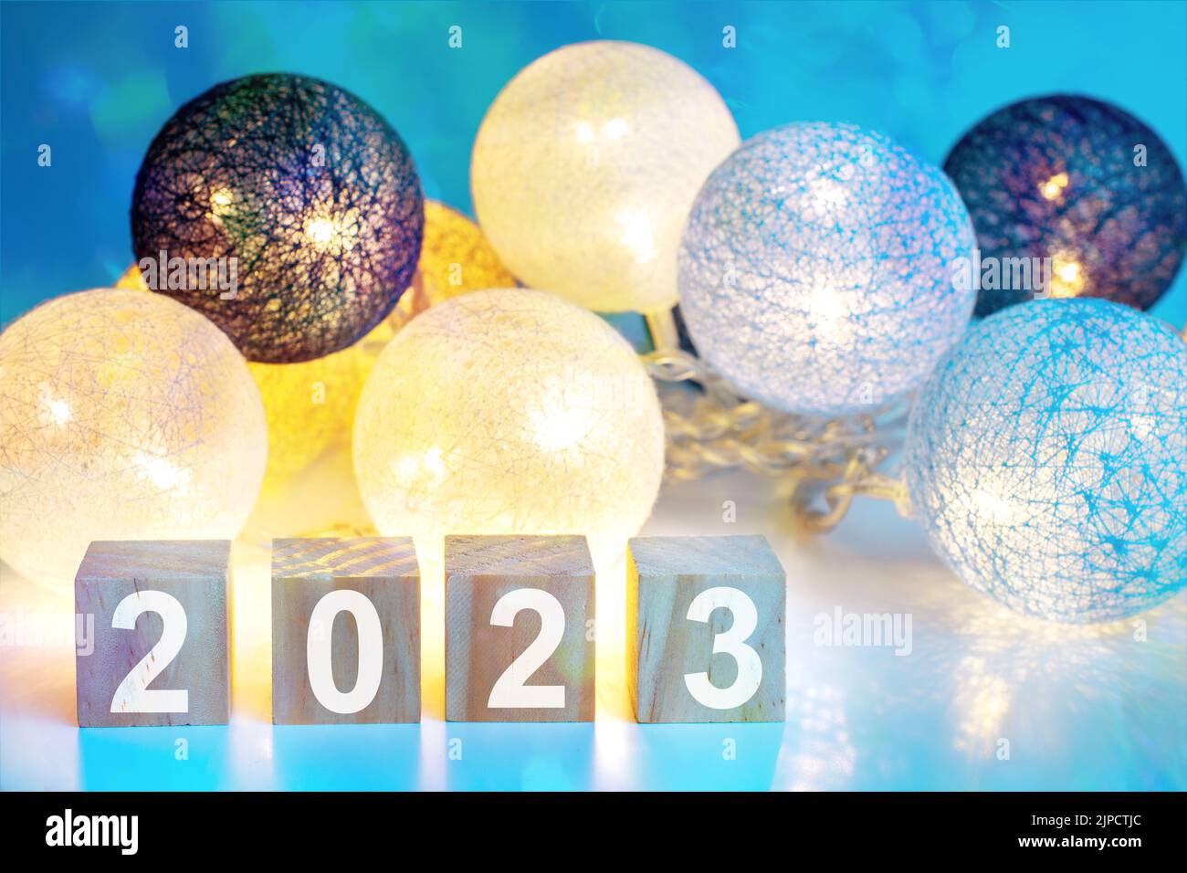 Neujahr 2021 Weihnachtsdekoration - Blue Party Feier Holzwürfel mit 2023. Neujahr Hintergrund. Urlaub festlich glitzernden bunten Hintergrund w Stockfoto