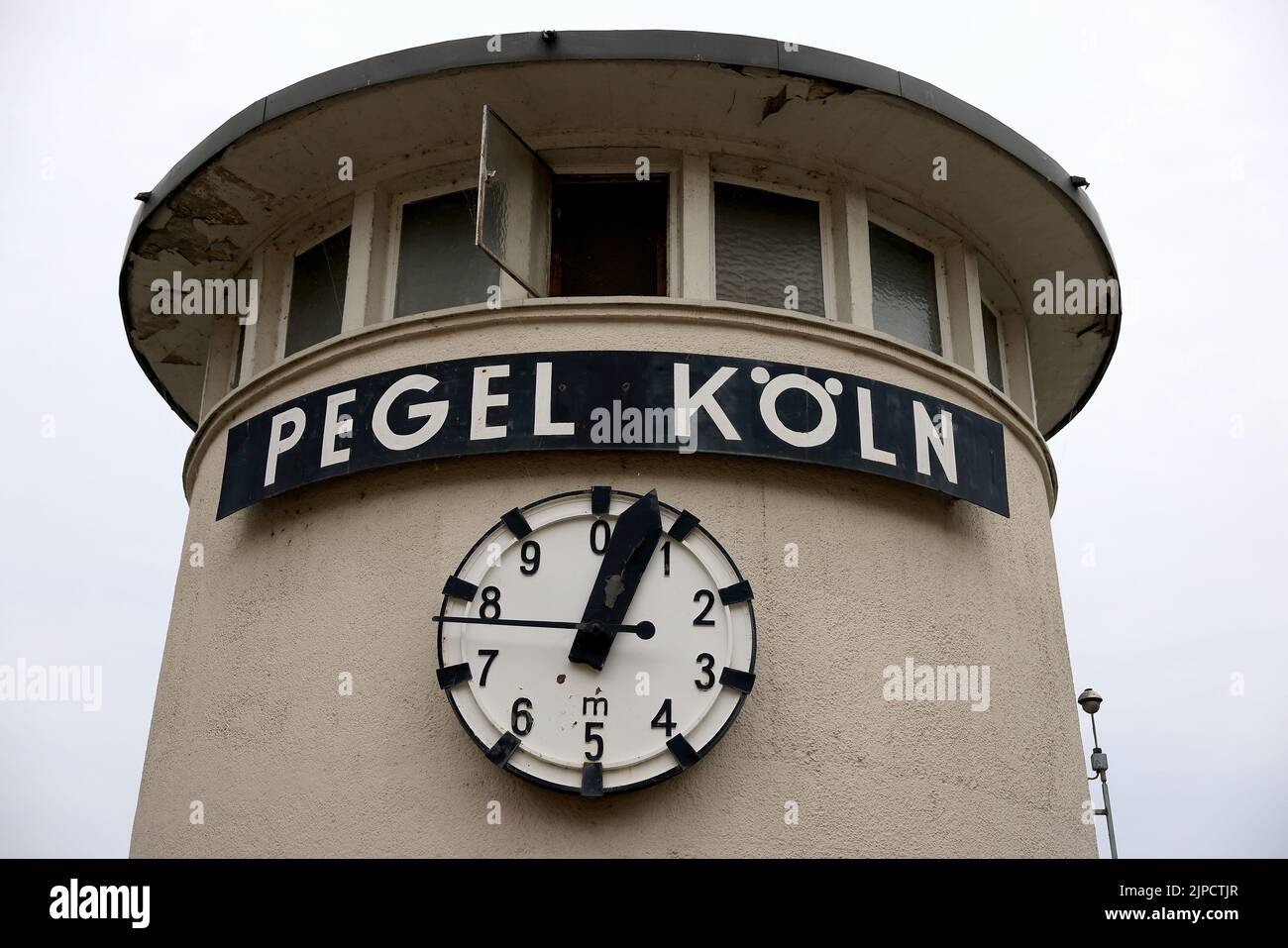 Köln, Deutschland. 17. August 2022. Das Spurhaus am Rheinufer in Köln. Die Kölner sind seit 2000 Jahren eng mit dem Rhein verbunden. Der Fluss galt ihnen sogar als heilig. Und ihre größte Angst war immer, dass es eines Tages verschwinden könnte. (To dpa/lnw: 'Zwischen Rinnsal und Tsunami - die Kölner und der heilige Fluss') Quelle: Oliver Berg/dpa/Alamy Live News Stockfoto