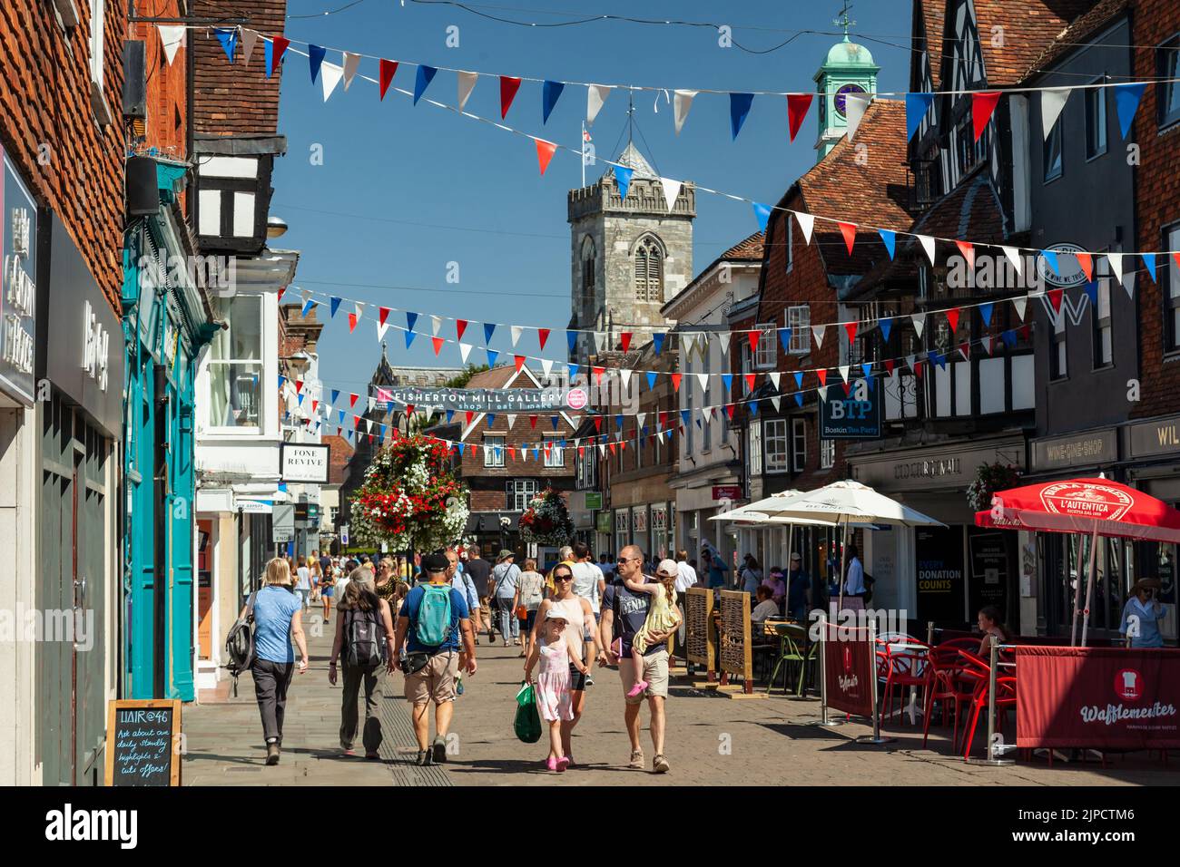 Sommernachmittag auf der High Street in Salisbury, Wiltshire, England. Stockfoto
