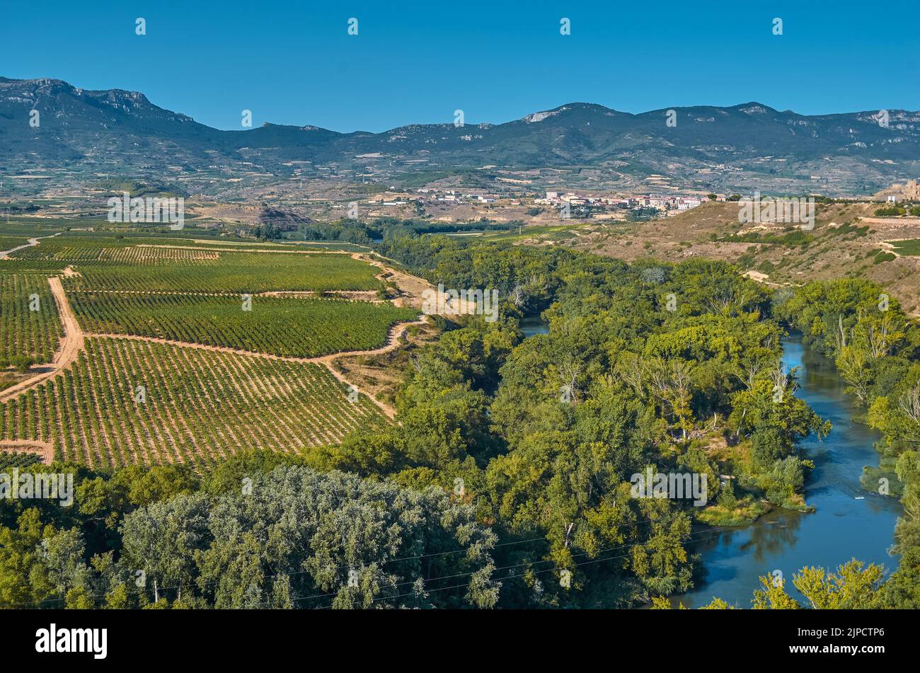 Felder neben dem Fluss Ea, Sajazarra, La rija, spanien Stockfoto