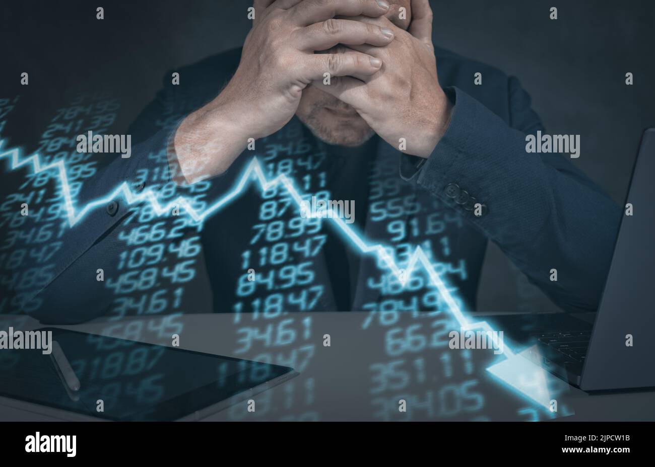 Ein niedergedrückter Geschäftsmann, der die Hände auf dem Kopf hielt und sich die abfallende Grafik ansah. Börsenwertverlust Trading Graph Analyse Investmentindikator Stockfoto