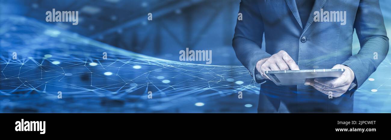 Digitale Transformation. Geschäftsmann, der mit Tablet auf abstraktem digitalem Hintergrund arbeitet Stockfoto