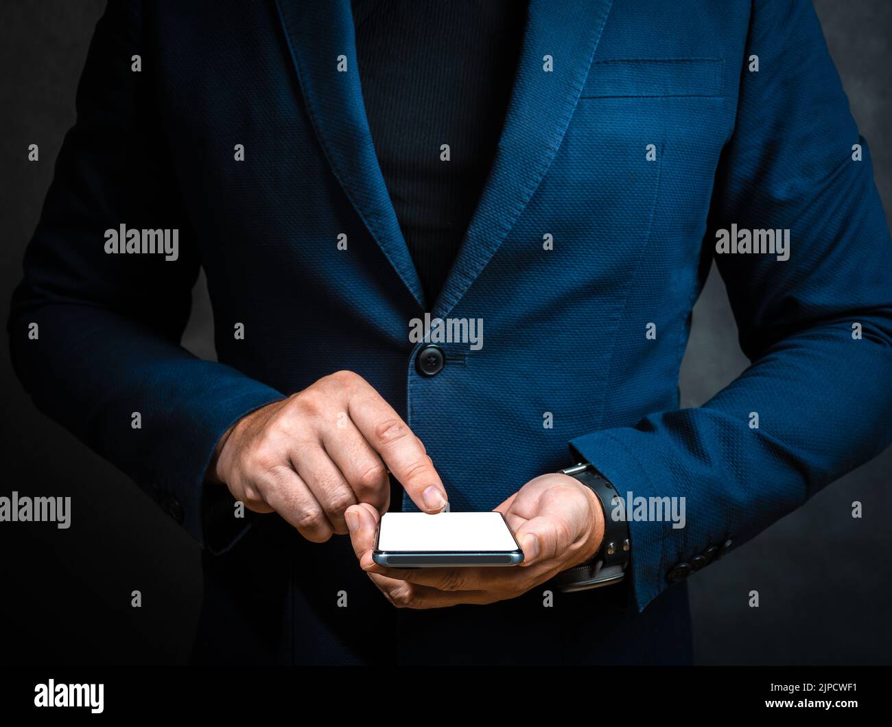 Männliche Hand in Anzug und mockup leeren Bildschirm Handy. Mann Hand hält Smartphone. Geschäftsmann mit Telefon. Nahaufnahme eines Geschäftsmannes mit cel Stockfoto