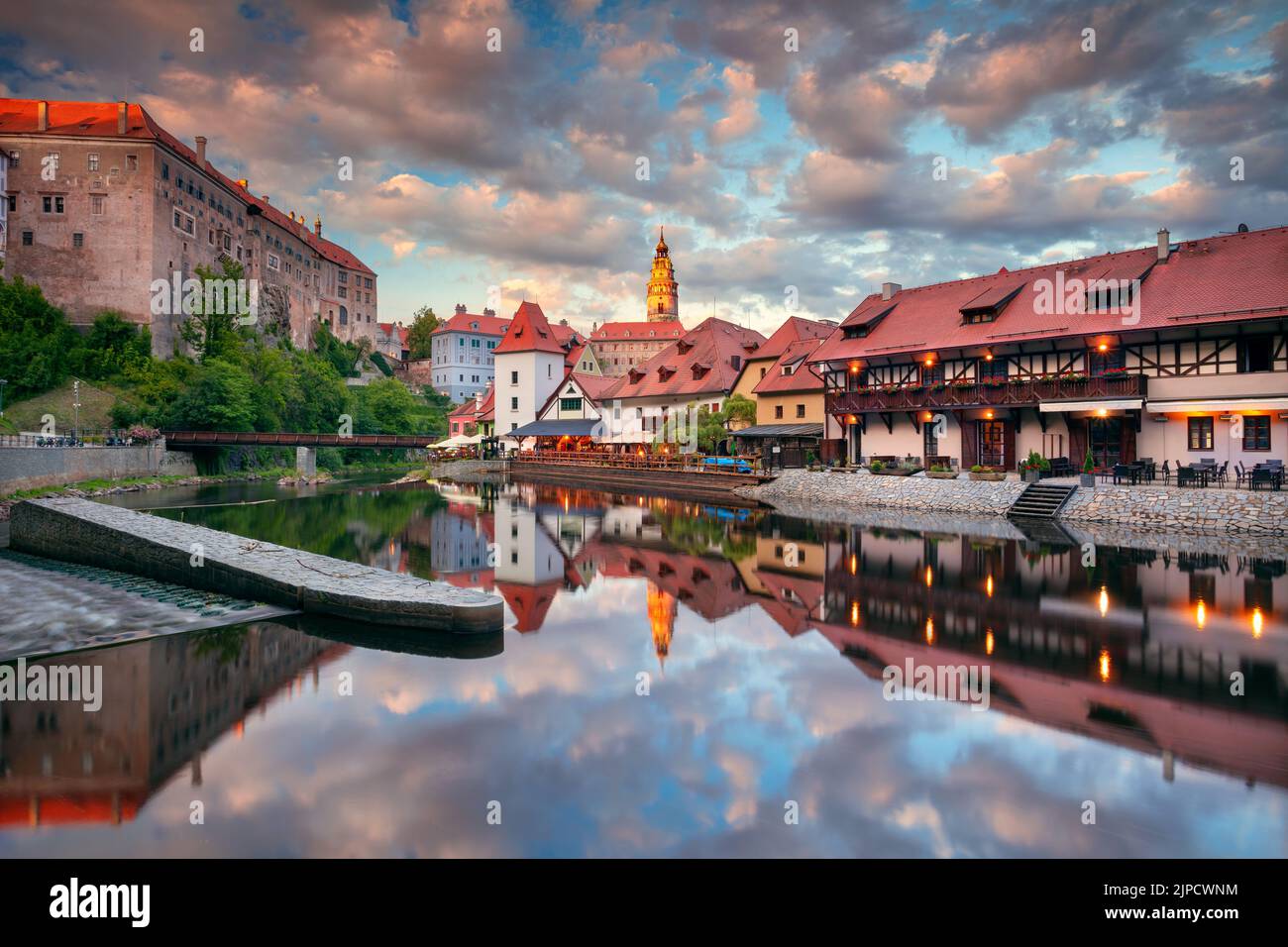 Cesky Krumlov. Stadtbild der Innenstadt von Cesky Krumlov, Tschechische Republik mit Spiegelung der Stadt in der Moldau bei Sonnenuntergang im Sommer. Stockfoto