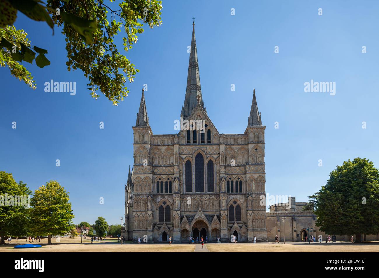 Sommernachmittag in der Salisbury Cathedral, Wiltshire, England. Stockfoto