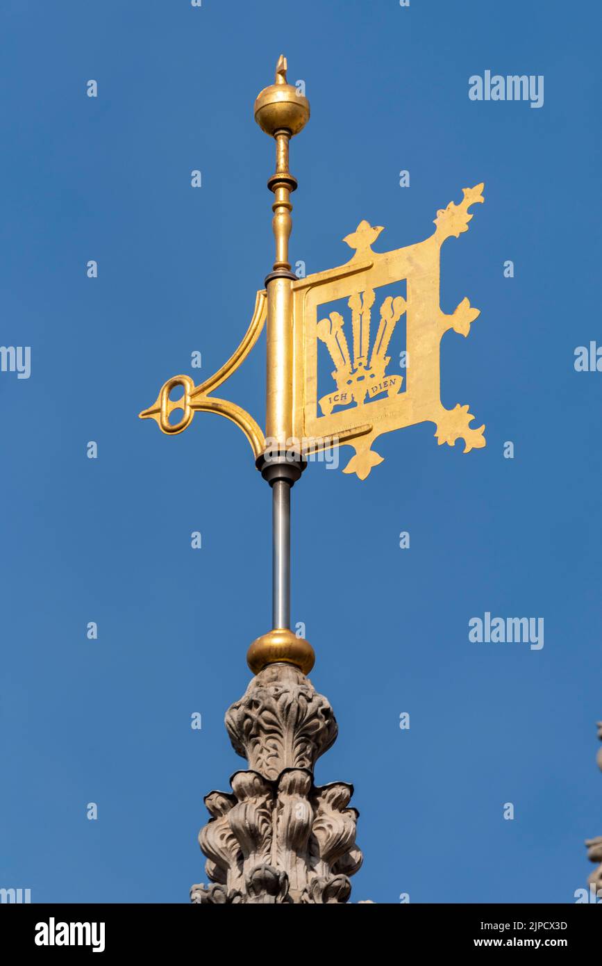 Goldfarbene Wetterfahne auf Westminster Abbey in der City of Westminster, London, Großbritannien. Henry-VII-Kapelle am östlichen Ende der Abtei Stockfoto