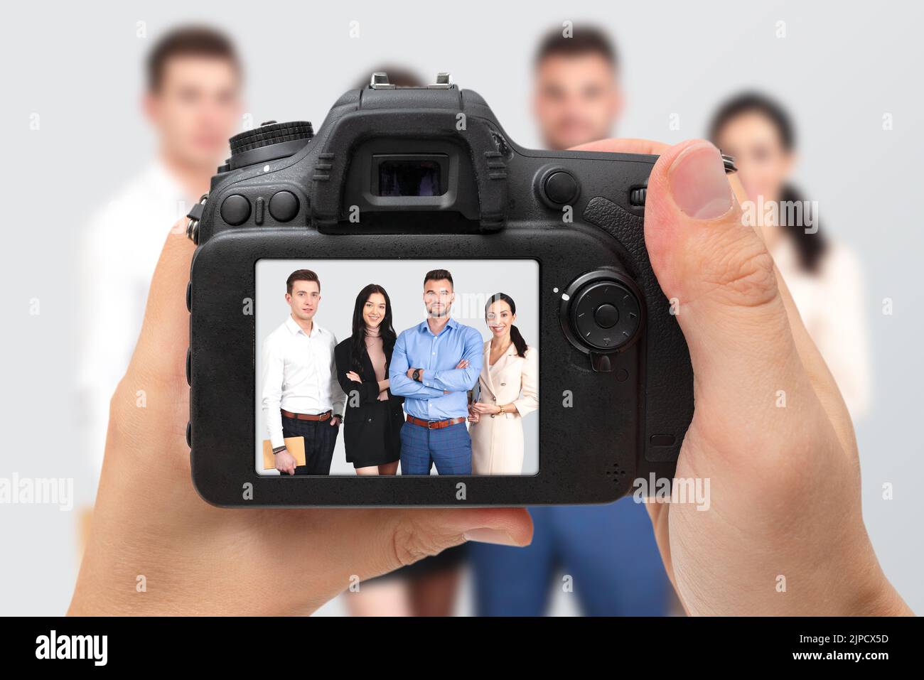 Rückseite der DSLR-Digitalkamera. Menschen posieren im Fotostudio Stockfoto