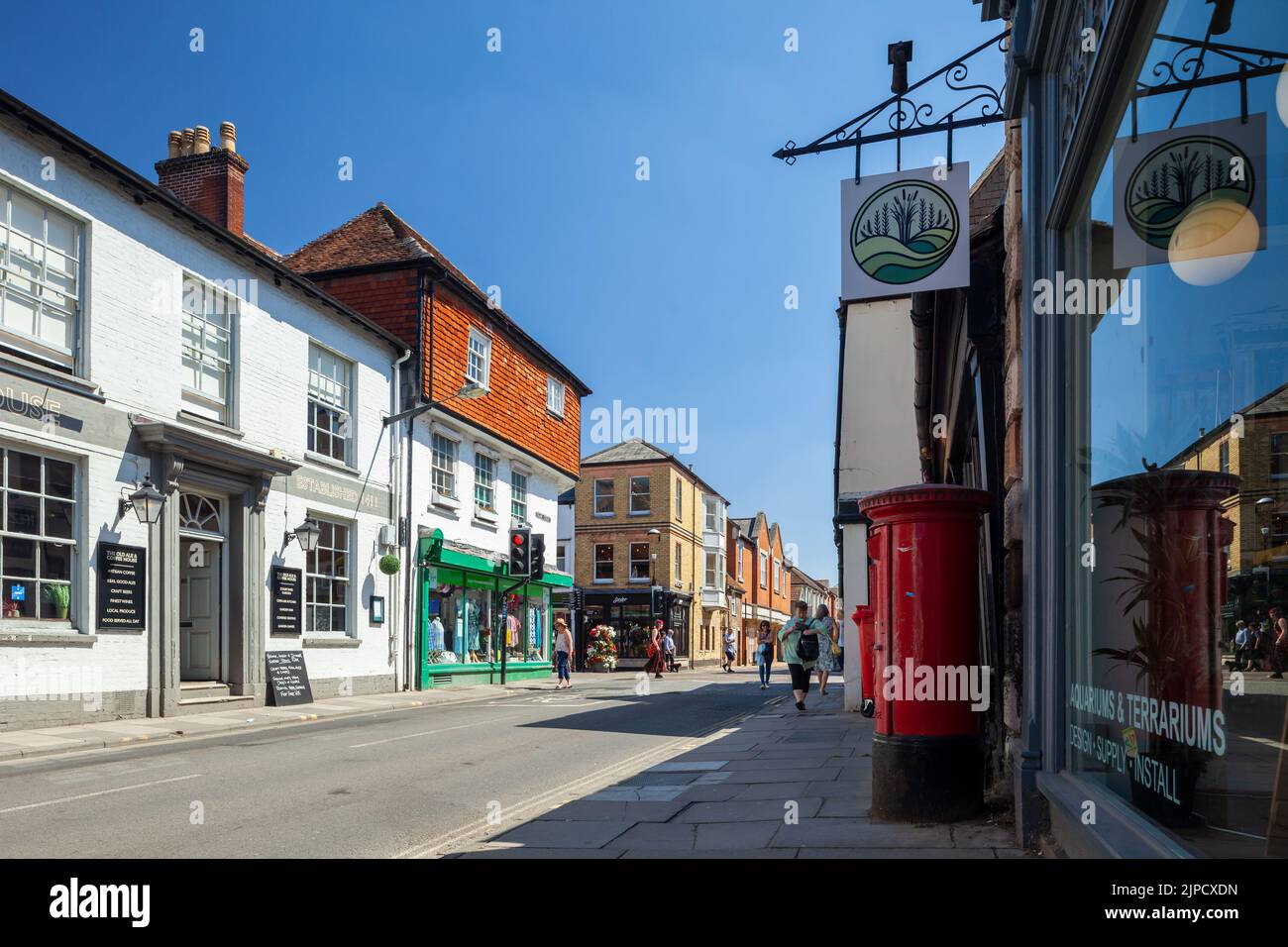 Sommermittags auf der Crane Street in Salisbury, Wiltshire, England. Stockfoto