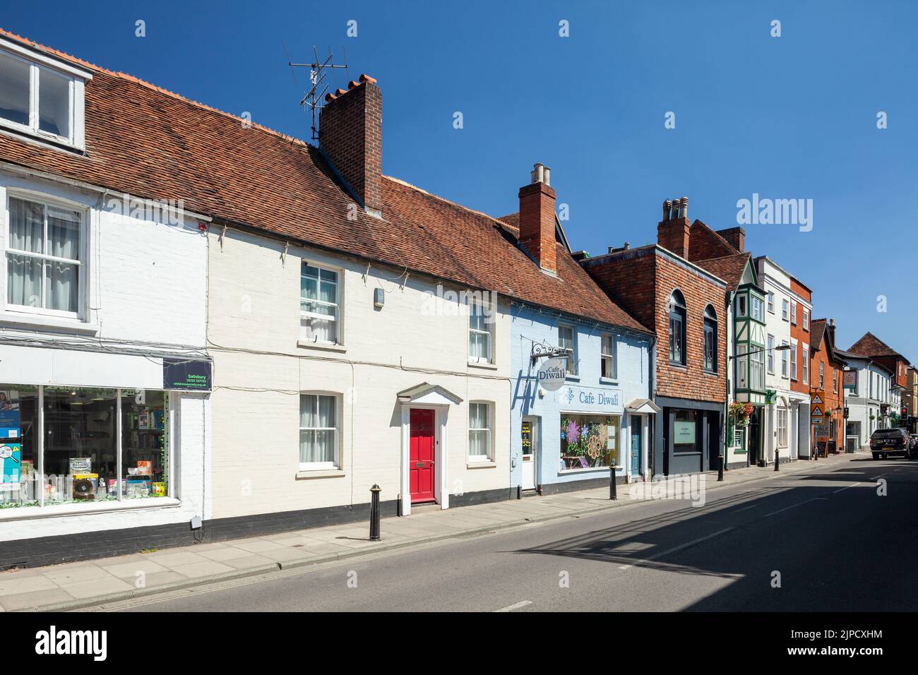 Sommernachmittag auf der Crane Street in Salisbury, Wiltshire, England. Stockfoto