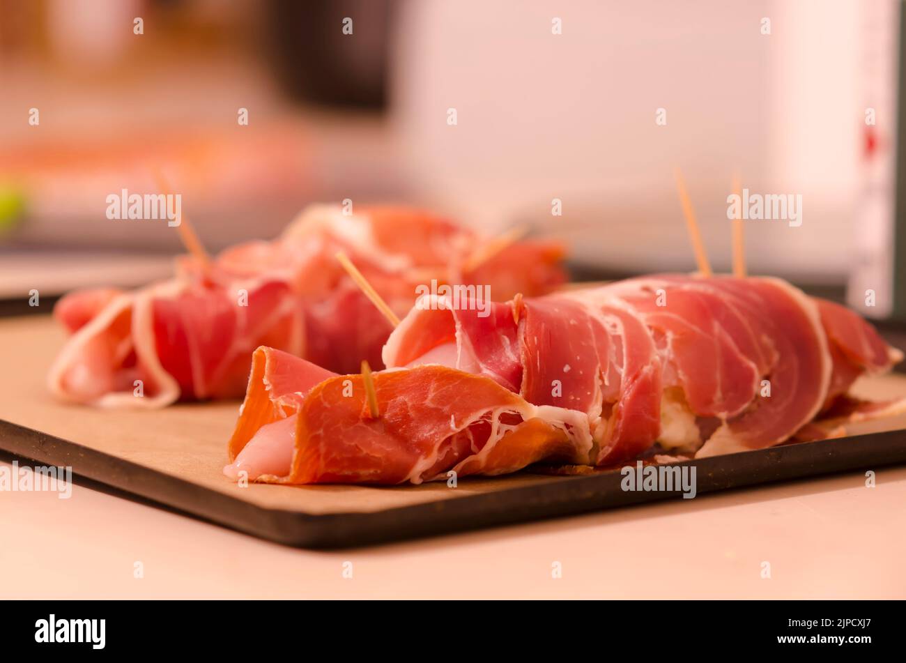 Hühnchen in hausgemachtes Prosciutto-Gericht eingewickelt Stockfoto