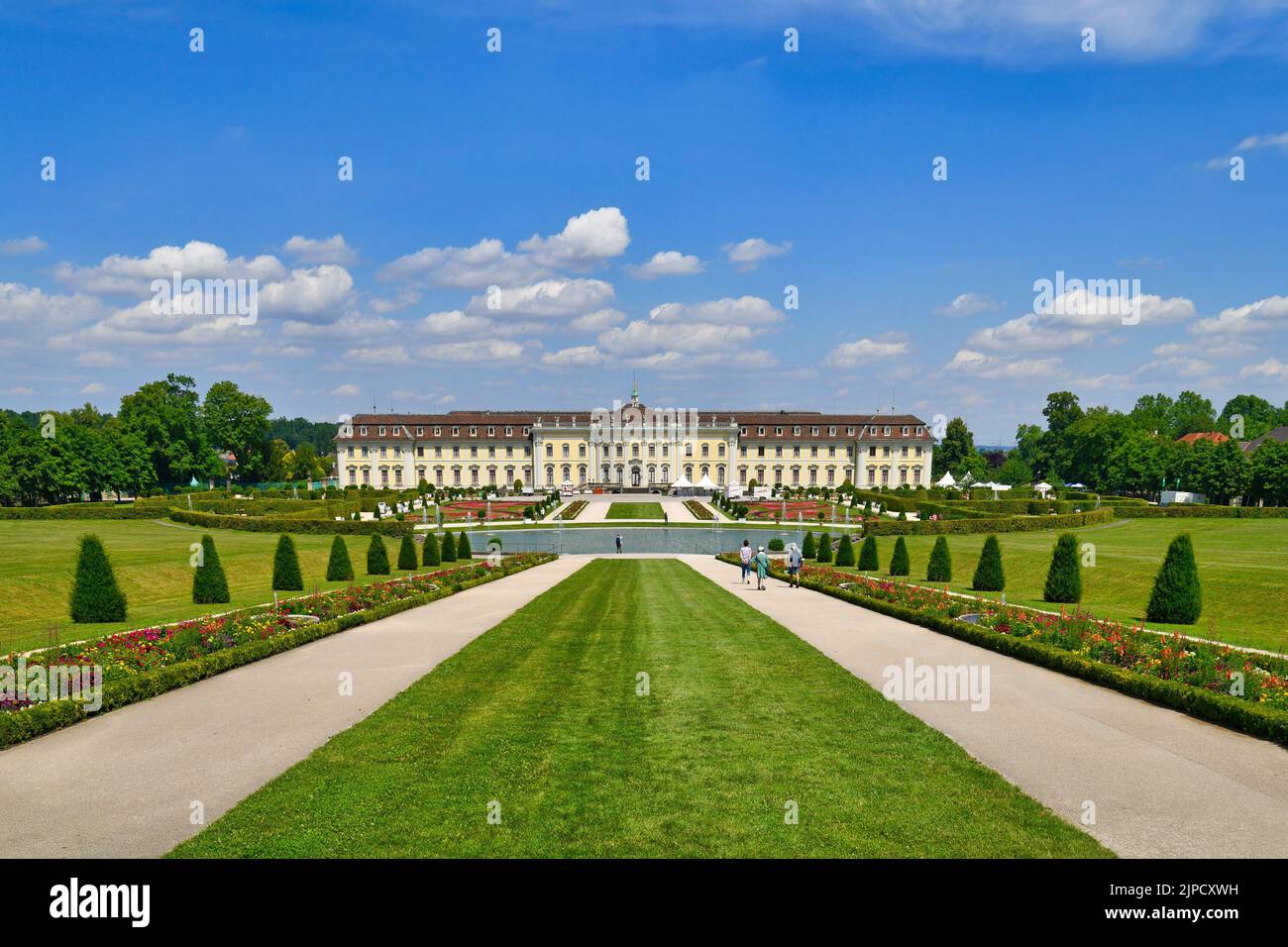 Ludwigsburg, Deutschland - August 2022: Barocker Garten und Wohnhaus in Ludwigsburg Stockfoto