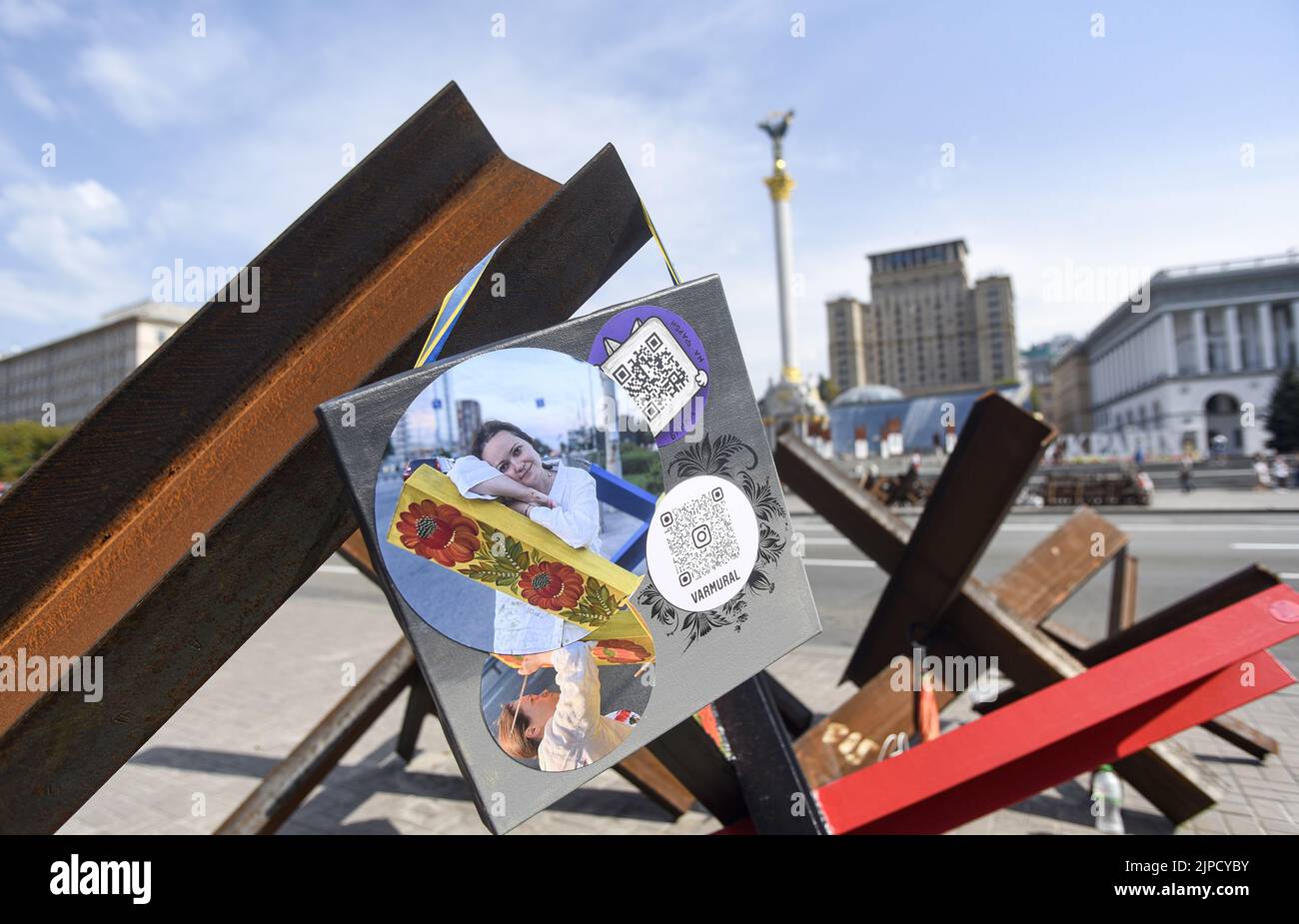 Non Exclusive: KIEW, UKRAINE - 14. AUGUST 2022 - das Porträt der Künstlerin Varvara Lohvin, die Panzerabwehrhindernisse, auch als tschechischer Igel bekannt, schmückt Stockfoto
