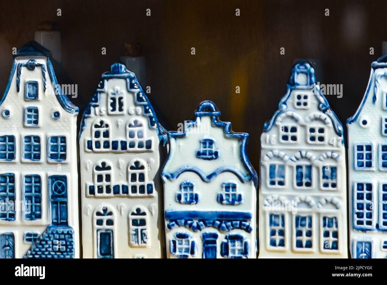 Amsterdam, Niederlande - 18. September 2020. KLM Houses - Sammlung von Delfts blauen Häusern, gefüllt mit Gin als Souvenir aus Holland. Stockfoto