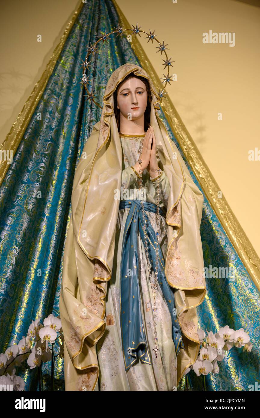 Statue der Jungfrau Maria, der Königin des Friedens, in der Kirche des hl. Jakobus in Medjugorje, Bosnien und Herzegowina. Stockfoto