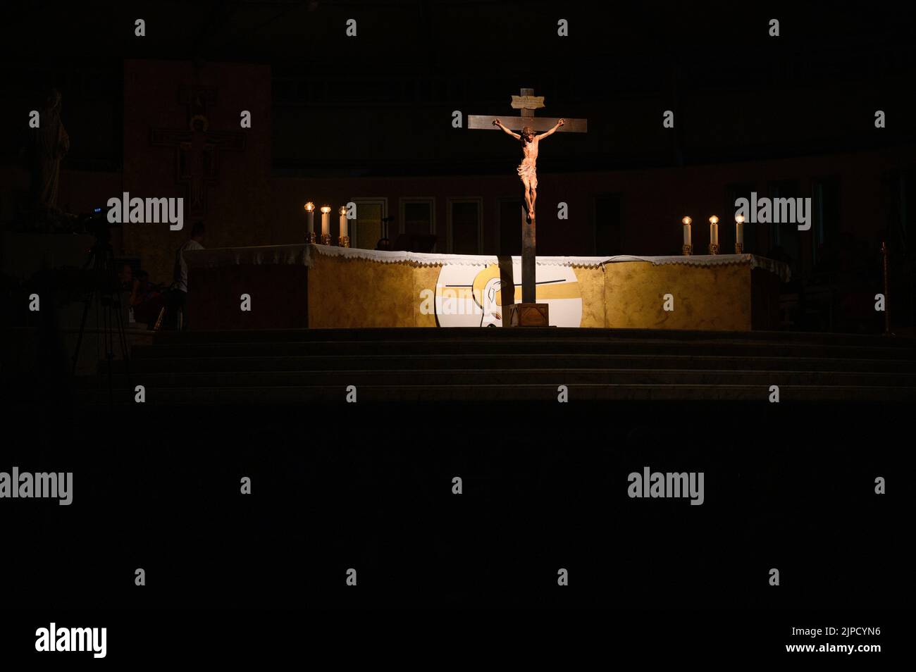 Verehrung des Heiligen Kreuzes nach der Heiligen Messe während des Mladifest (Jugendfestival) in Medjugorje, Bosnien und Herzegowina. 2021/08/02. Stockfoto