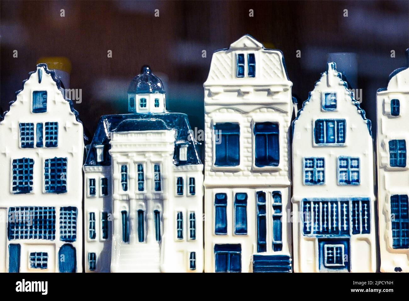 Amsterdam, Niederlande - 18. September 2020. KLM Houses - Sammlung von Delfts blauen Häusern, gefüllt mit Gin als Souvenir aus Holland. Stockfoto