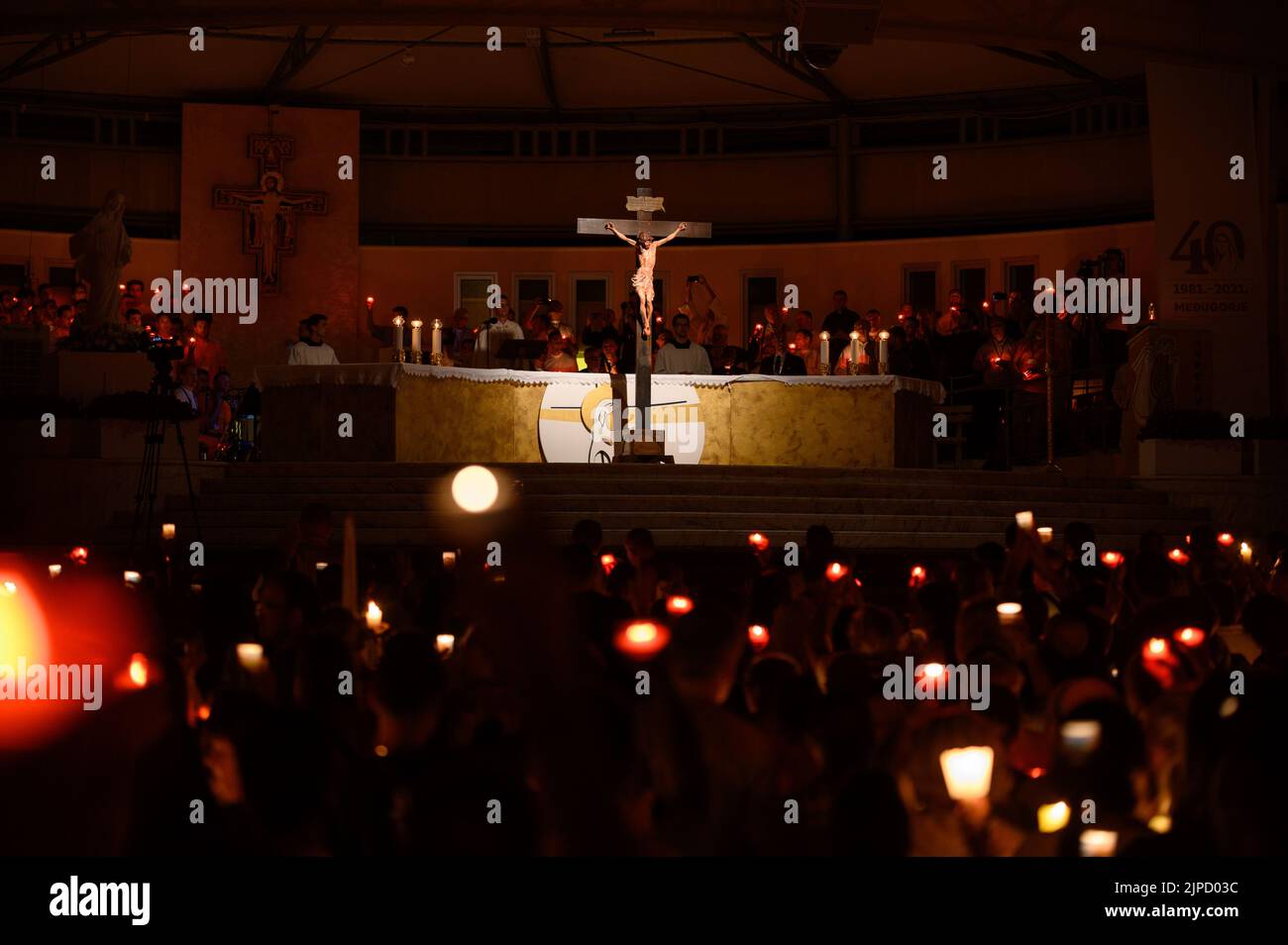 Verehrung des Heiligen Kreuzes nach der Heiligen Messe während des Mladifest (Jugendfestival) in Medjugorje, Bosnien und Herzegowina. 2021/08/02. Stockfoto