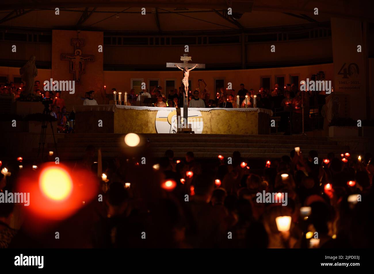 Verehrung des Heiligen Kreuzes nach der Heiligen Messe während des Mladifest (Jugendfestival) in Medjugorje, Bosnien und Herzegowina. 2021/08/02. Stockfoto