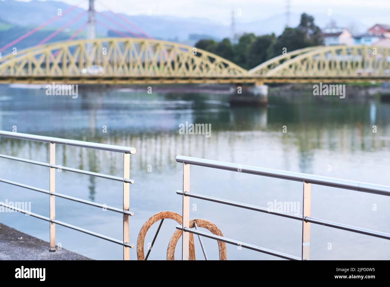 Metallbrücke über den Fluss. Stockfoto