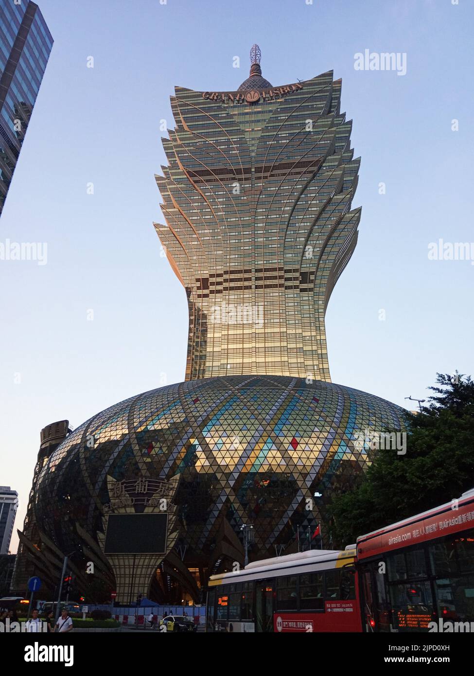 Ein vertikaler tiefer Winkel des Lissabonner Kasinogebäudes bei Sonnenuntergang in China Macau Stockfoto