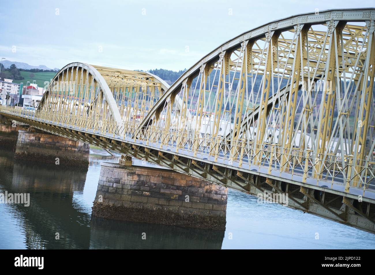 Metallbrücke über den Fluss. Stockfoto