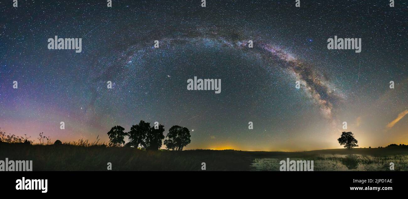Panoramablick auf die Milchstraße am Nachthimmel, tiefer Sternenhimmel mit der Milchstraße über dem Kopf Stockfoto